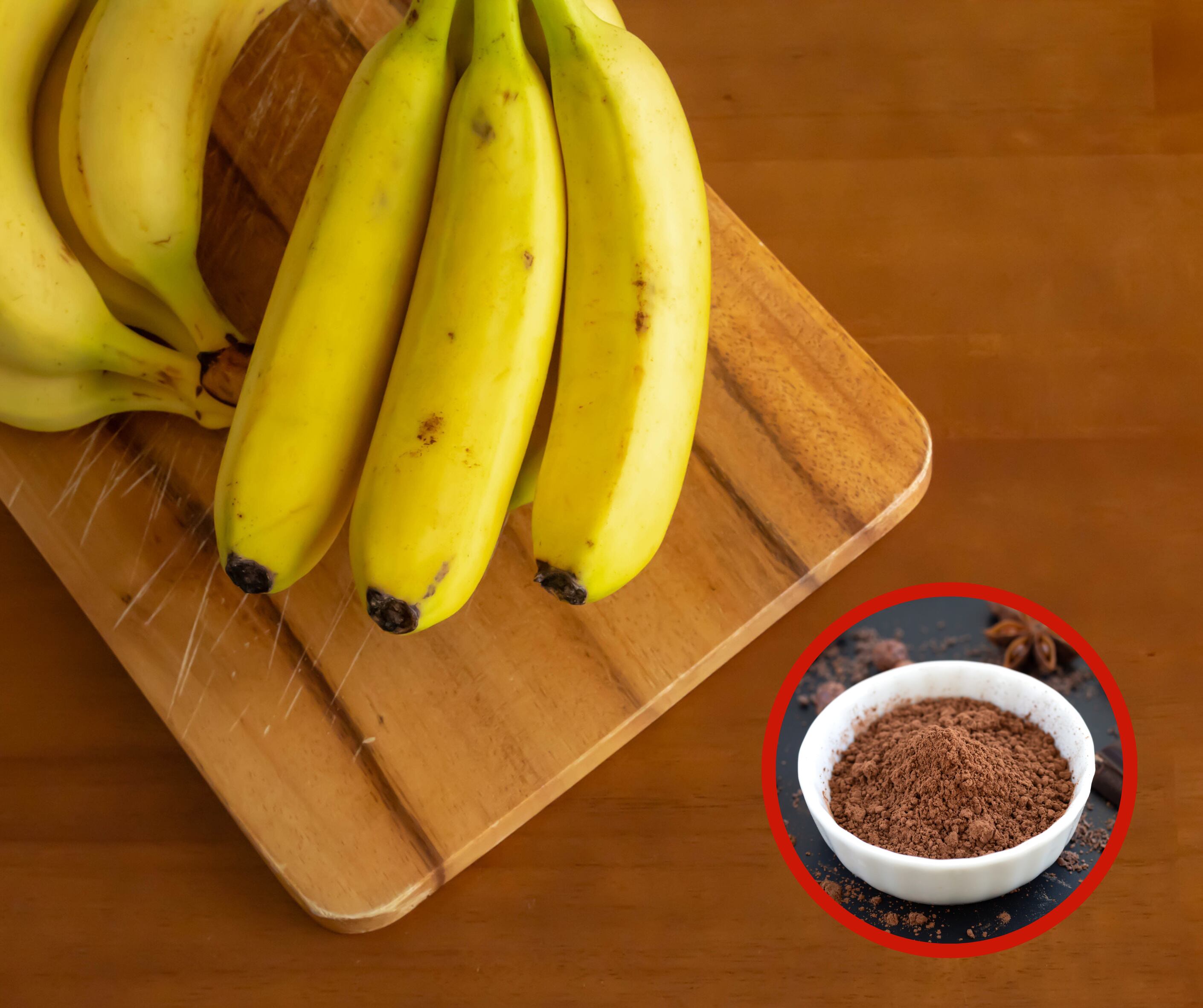 Bananos sobre una tabla junto a una taza de chocolate en polvo (Getty Images)