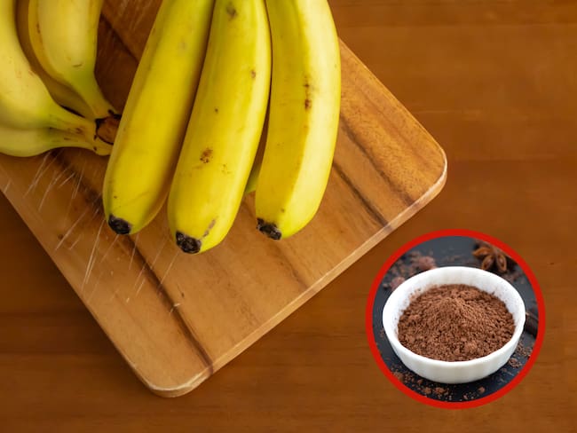 Bananos sobre una tabla junto a una taza de chocolate en polvo (Getty Images)
