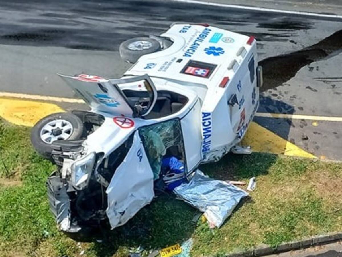 Investigan las causas de la caída de una ambulancia en la vía Manizales- Chinchiná