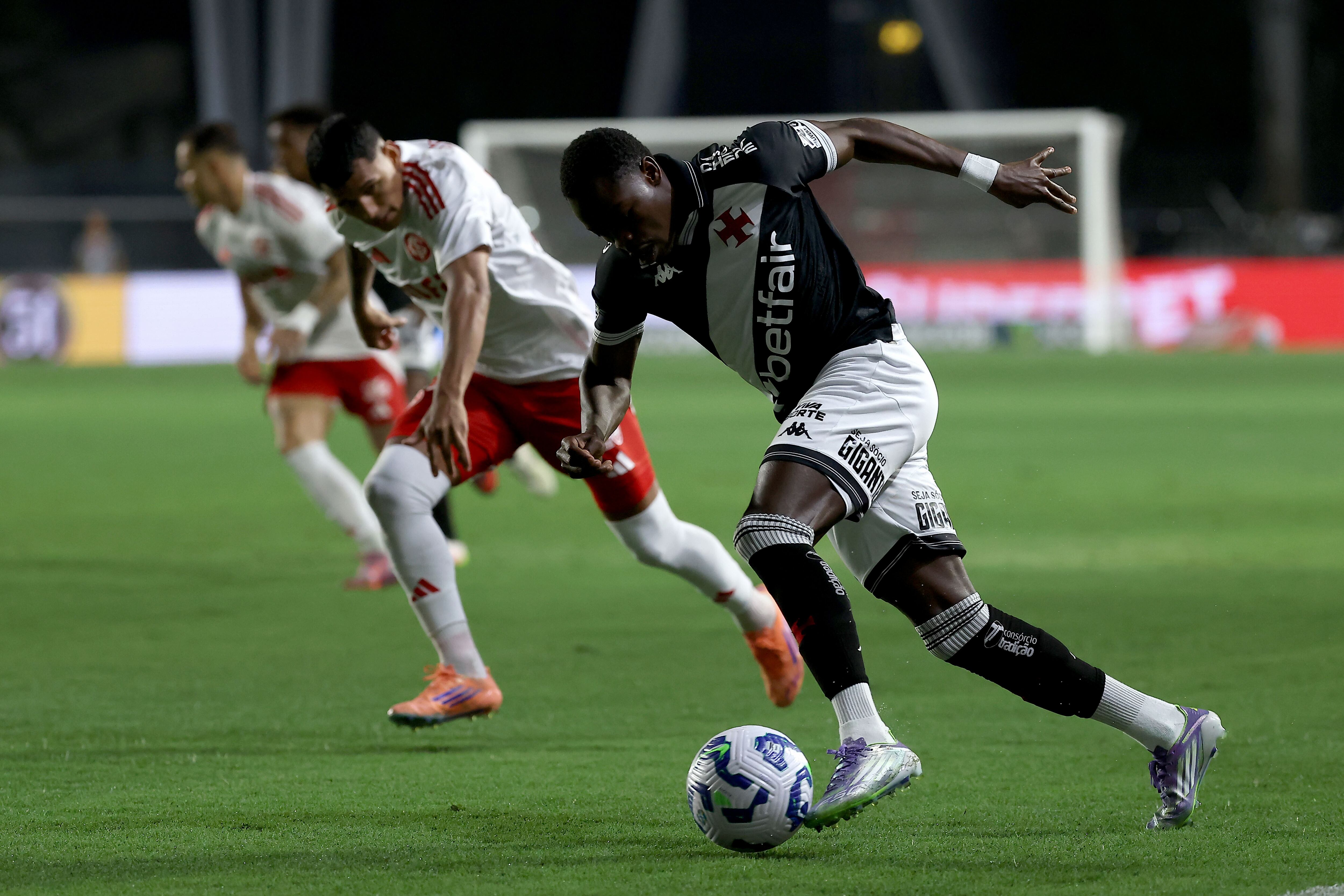 Andrés Gómez, jugador de Vasco da Gama con Braian Aguirre, futbolista de Internacional en el Brasileirao 2025/Getty Images