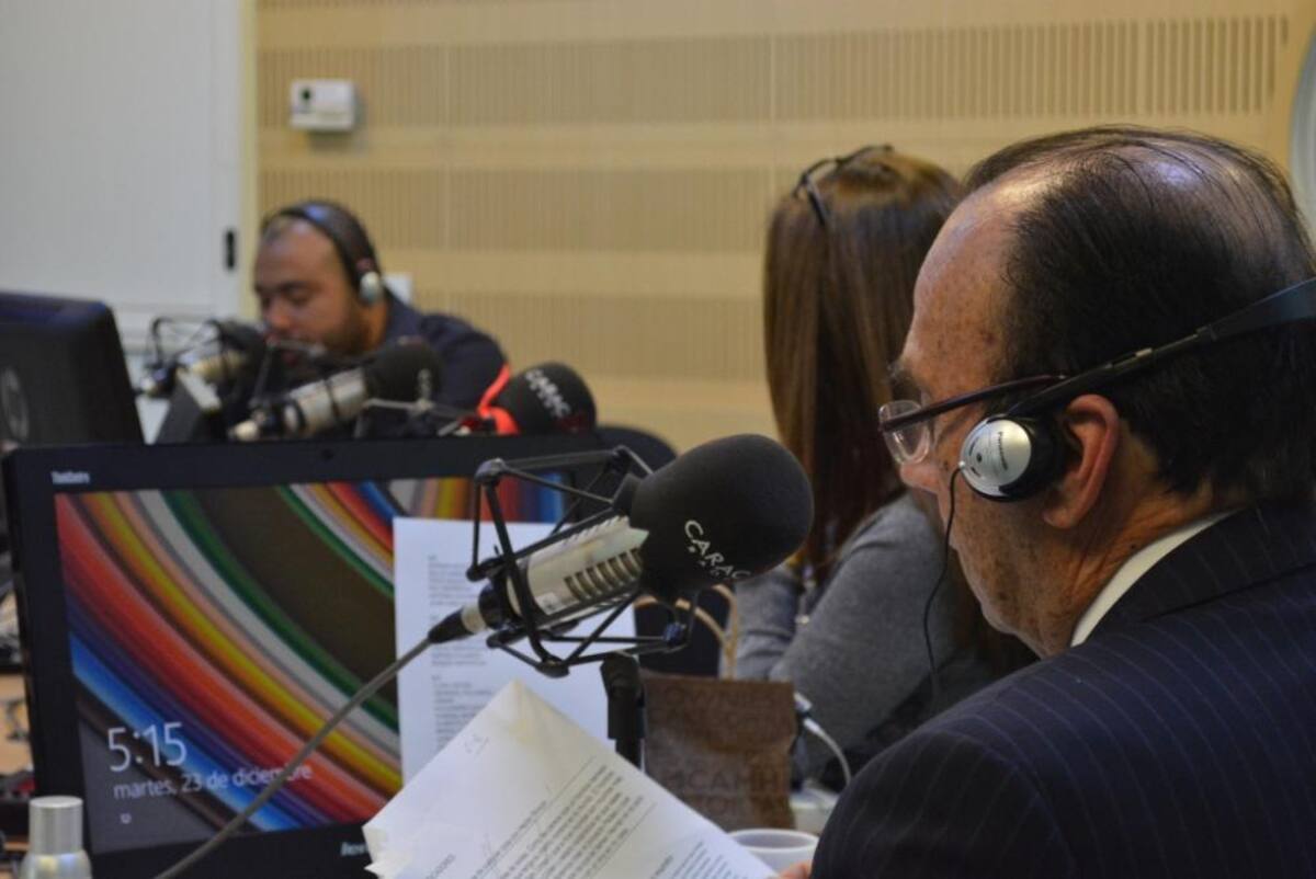 Tras dos décadas de estar inundando de humor a los colombianos, el admirado periodista se retira de La Luciérnaga, vea como desarrolla su último programa.