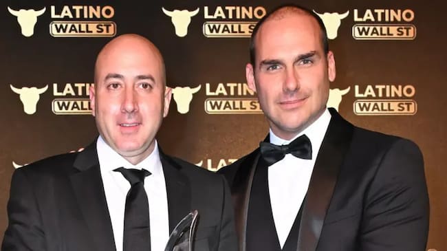 La detención del consultor político Fernando Cerimedo junto con uno de los hijos de Jair Bolsonaro, Eduardo Bolsonaro.
(Foto: Getty Images)