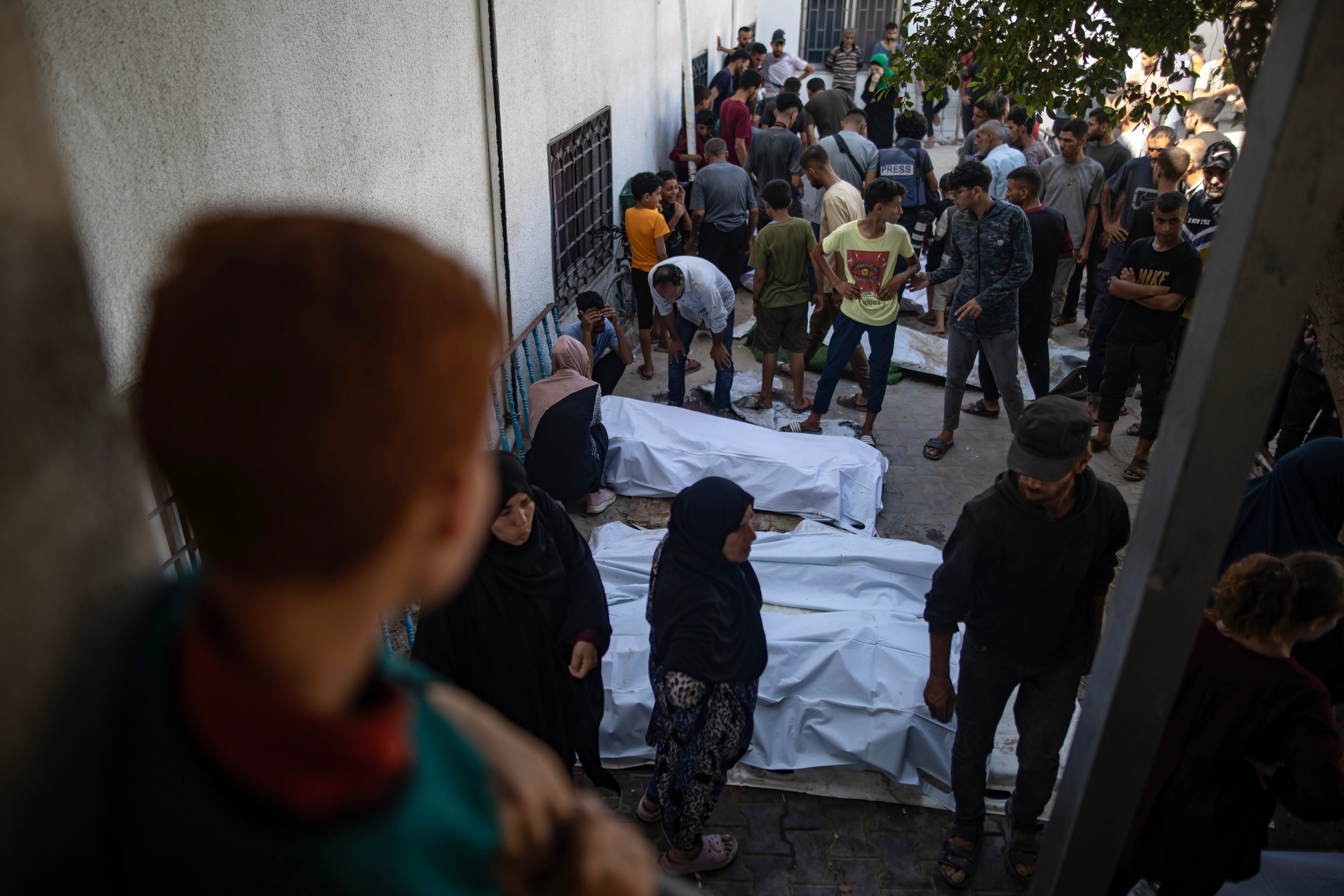 GAZA (---), 30/06/2025.- Palestinians bid farewell to relatives who were killed in an Israeli airstrike, at Al-Shifa Hospital in Gaza City, 30 June 2025. According to the Gaza Ministry of Health, 24 Palestinians were killed after the Israeli army targeted Al-Baqa Cafe located on the seafront of Gaza City. EFE/EPA/HAITHAM IMAD