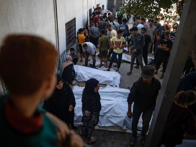 GAZA (---), 30/06/2025.- Palestinians bid farewell to relatives who were killed in an Israeli airstrike, at Al-Shifa Hospital in Gaza City, 30 June 2025. According to the Gaza Ministry of Health, 24 Palestinians were killed after the Israeli army targeted Al-Baqa Cafe located on the seafront of Gaza City. EFE/EPA/HAITHAM IMAD
