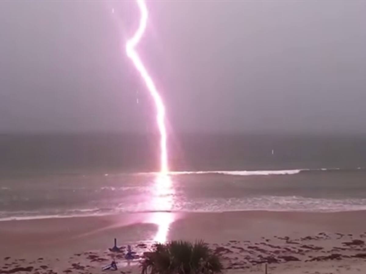 Un rayo que cae en Florida atrae a los usuarios de YouTube