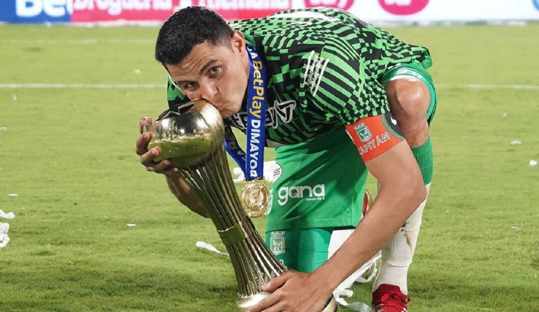 Giovanni Moreno festeja con su primer título con Atlético Nacional.
