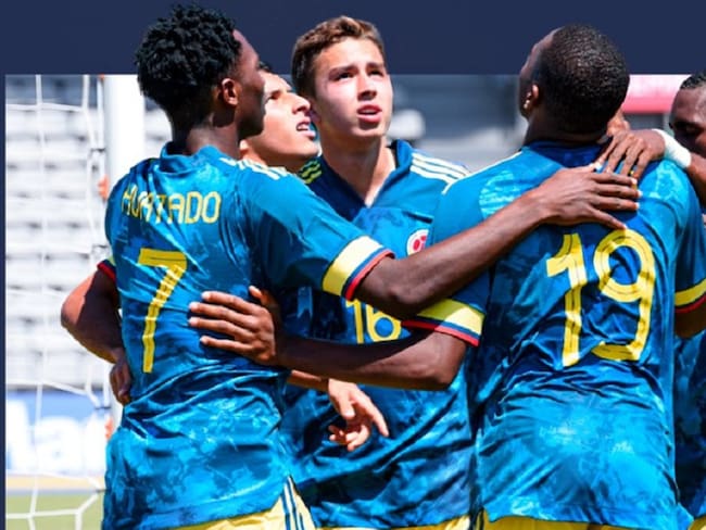 Los jugadores de Colombia festejan uno de sus goles ante Japón.