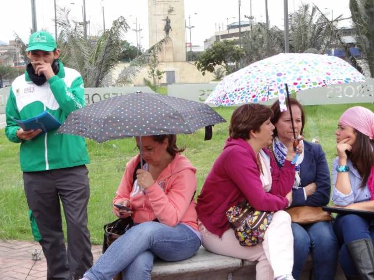 Aunque el clima amenazaba con lluvia, solo se nubló un poco. Unas 150 personas se reunieron al rededor de los músicos y coristas.