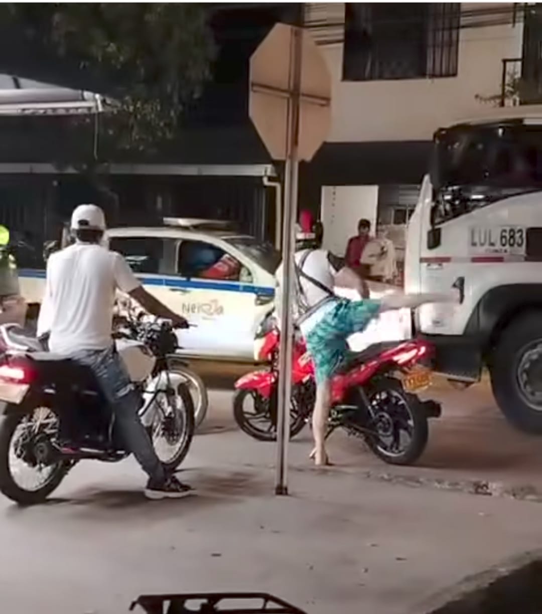Una patrulla de tránsito atendía un accidente cuando fue rodeada por una turba. Foto Redes Sociales.
