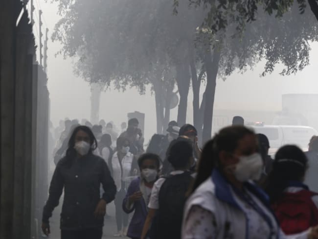 Evacuan jardines, colegios y más de 1.500 viviendas en Fontibón por humo que provoca un incendio forestal