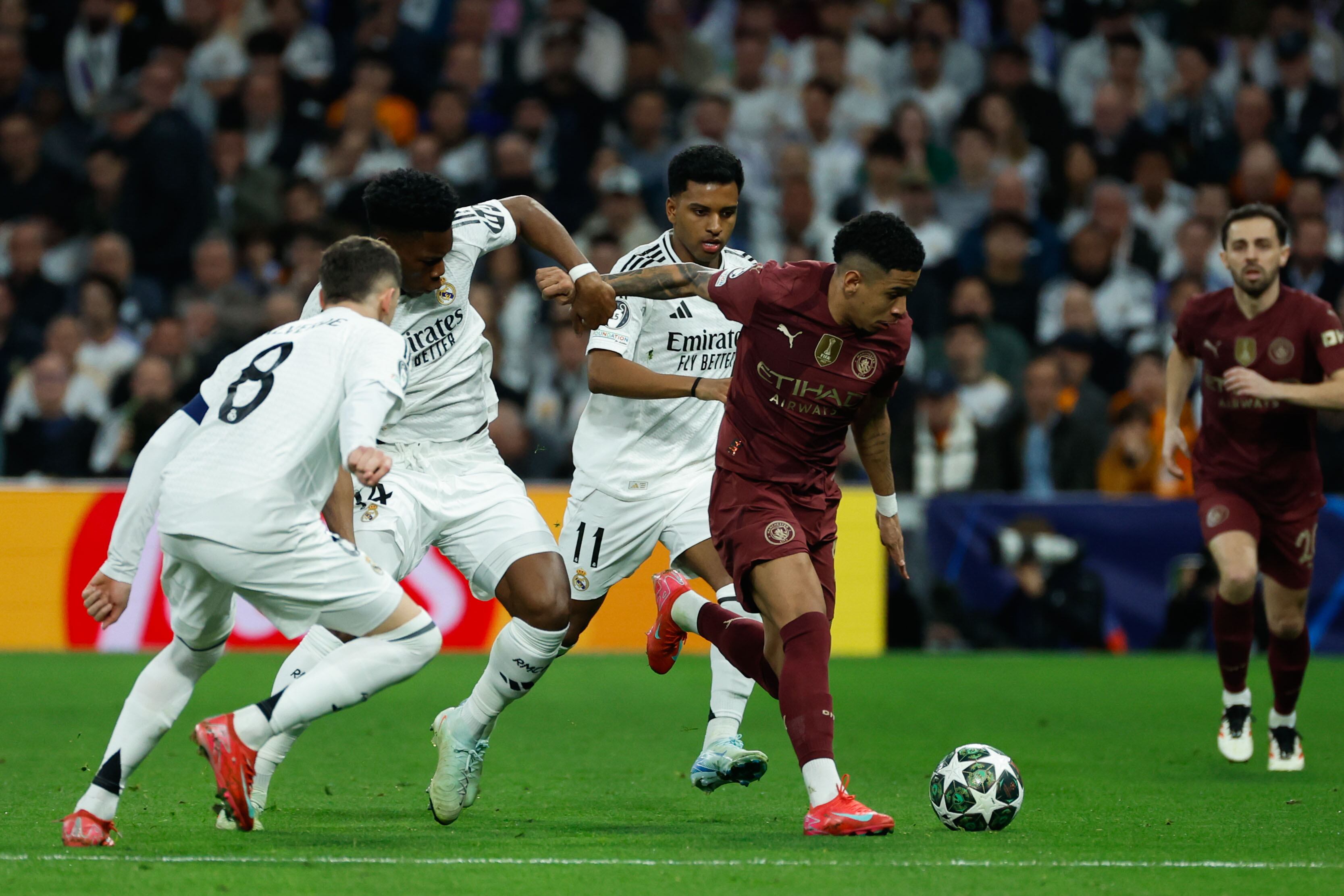 El centrocampista brasileño del Manchester City Sávio Moreira de Oliveira (d) se escapa con el balón durante el partido de vuelta de los dieciseisavos de final de la Liga de Campeones que Real Madrid y Manchester City disputan hoy miércoles en el estadio Santiago Bernabéu. EFE/Juanjo Martín