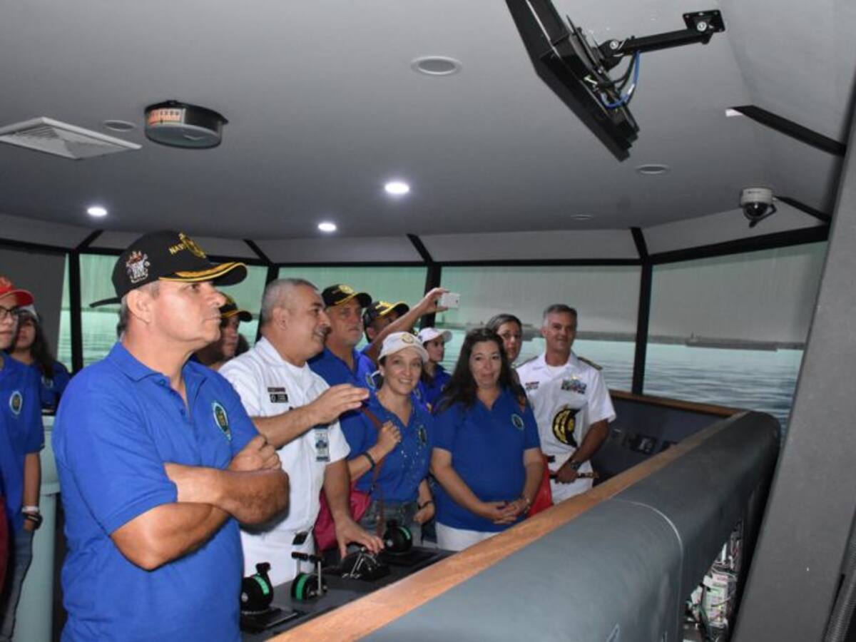 Visita del contingente del director de la Escuela Naval de Cadetes