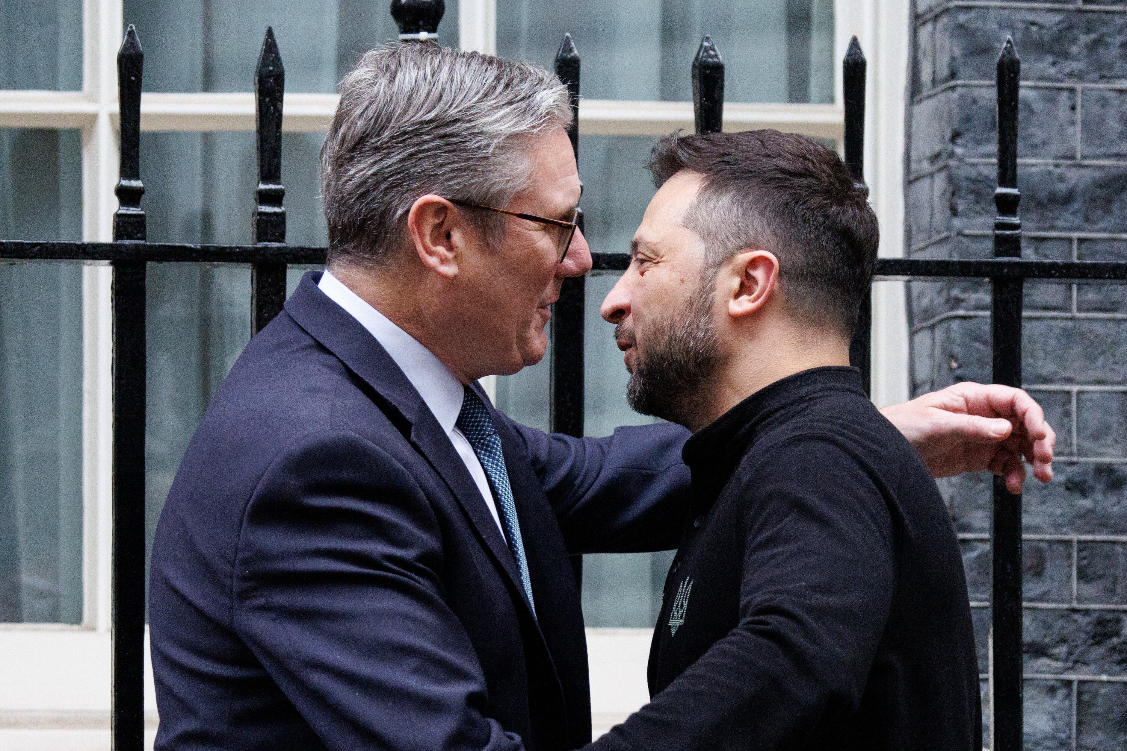 El primer ministro británico, Keir Starmer y el mandatario ucraniano, Volodimir Zelenski, en Londres.
EFE/EPA/TOLGA AKMEN