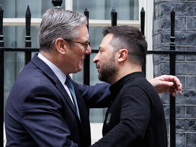 London (United Kingdom), 10/10/2024.- British Prime Minister Keir Starmer (L) welcomes Ukrainian President Volodymyr Zelensky (R) to 10 Downing Street prior to their bilateral meeting, in London, Britain, 10 October 2024. Zelensky is scheduled to travel to France and Italy later in the day. (Zelenski, Francia, Italia, Ucrania, Reino Unido, Londres) EFE/EPA/TOLGA AKMEN