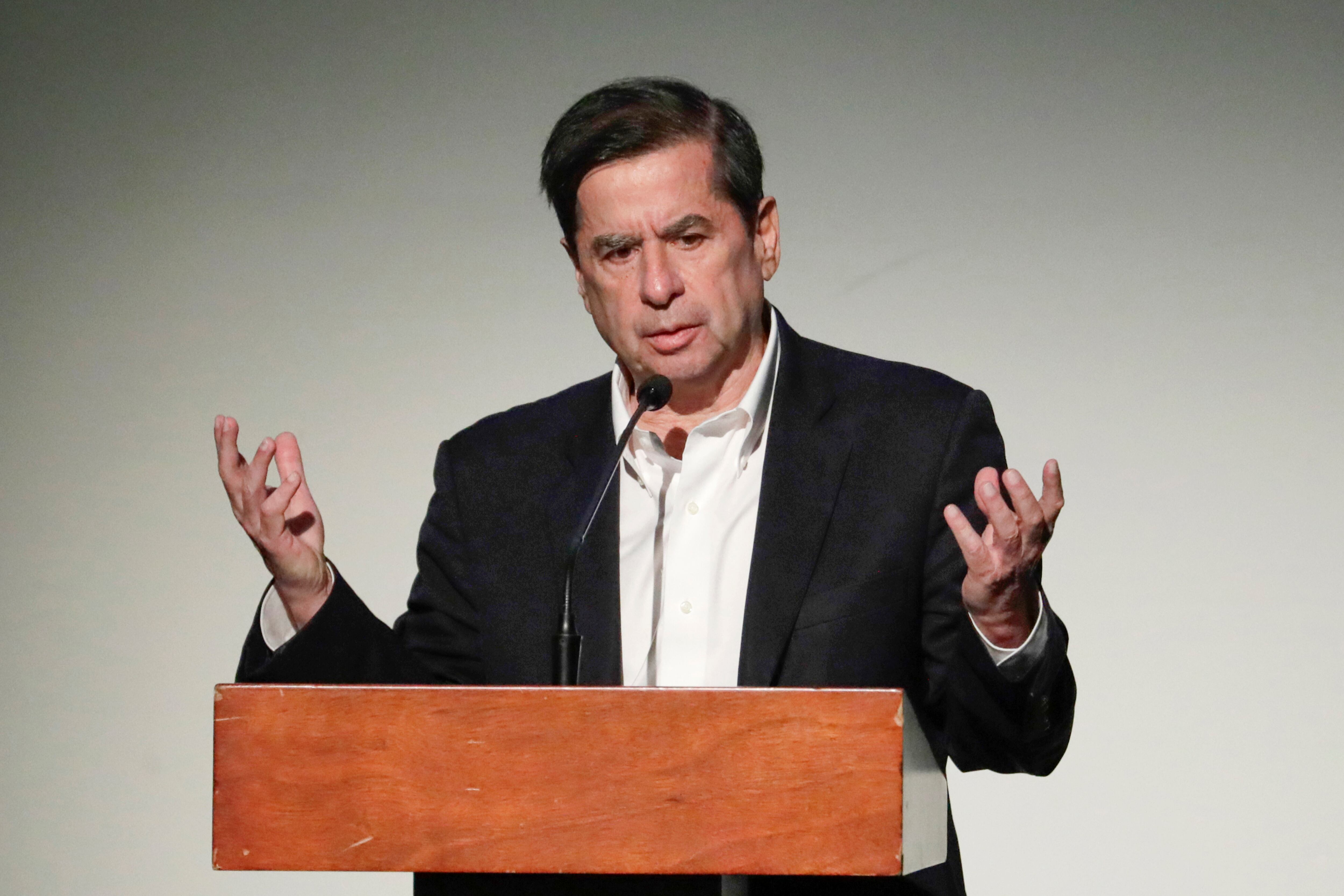 BOG400. BOGOTÁ (COLOMBIA), 10/02/2025.- Fotografía de archivo del 25 de noviembre 2024 del ministro del Interior de Colombia, Juan Fernando Cristo, hablando durante la ceremonia de conmemoración de la firma del Acuerdo de Paz entre el Gobierno y las FARC, en el Teatro Colón en Bogotá (Colombia). Cristo renunció este lunes al cargo para volver a la actividad política de cara a las elecciones de 2026, un día después de que el presidente Gustavo Petro pidiera la renuncia protocolaria a todo su gabinete. EFE/ Carlos Ortega ARCHIVO