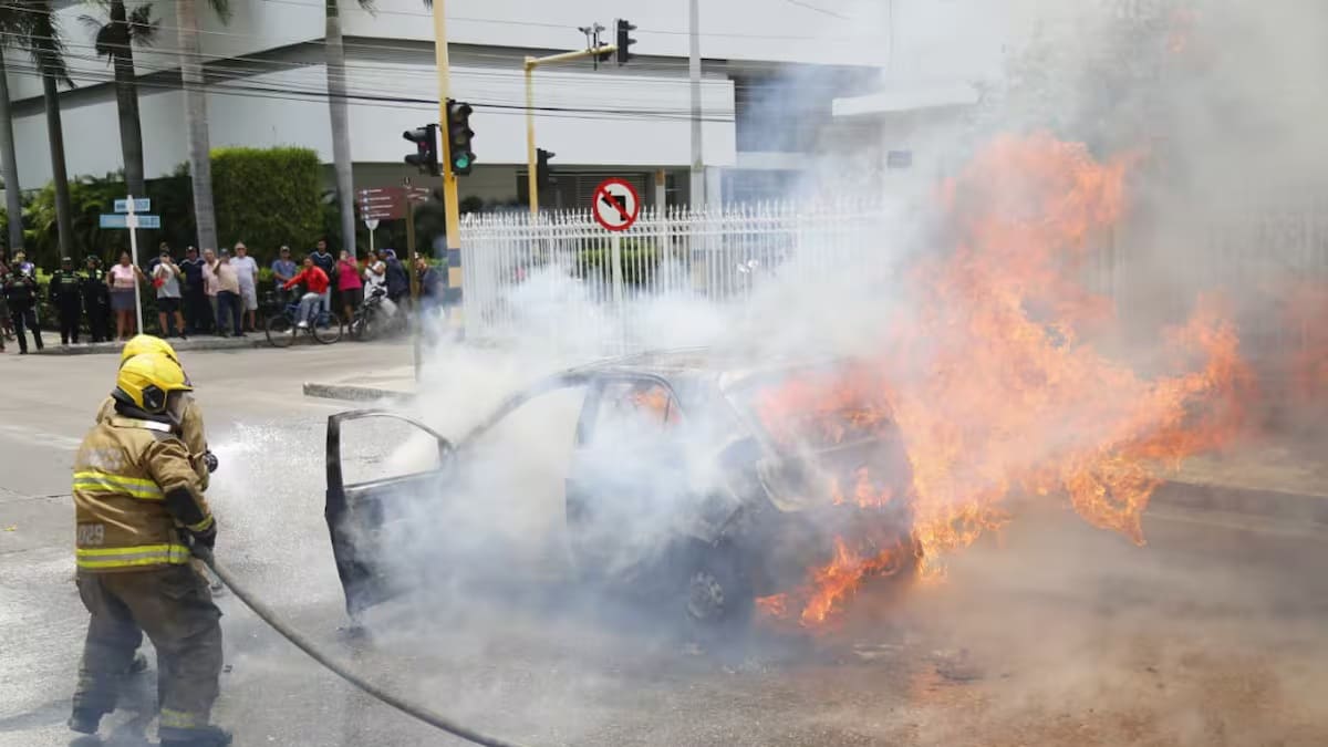 Incendio en el barrio Manga dejó un taxi en pérdida total