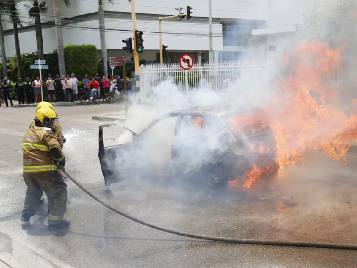 Incendio en el barrio Manga dejó un taxi en pérdida total