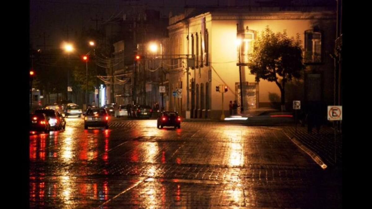 Toluca de noche después de la lluvia”. Antonio Sobarzo nos cuenta que tomó esta foto “una noche en que salí a pasear después de la lluvia. Me encantaron los reflejos en el agua de las luces de los coche y la iluminación de neón de las lámparas de las calles”.