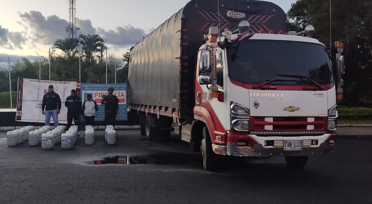 Decomisan 26 canecas plásticas con 130 galones de ácido sulfúrico.