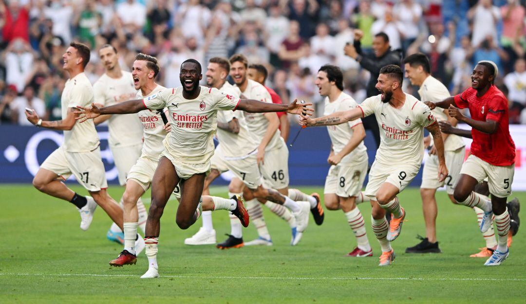 Los jugadores del Milan festejan el título de la Serie A al final del partido.