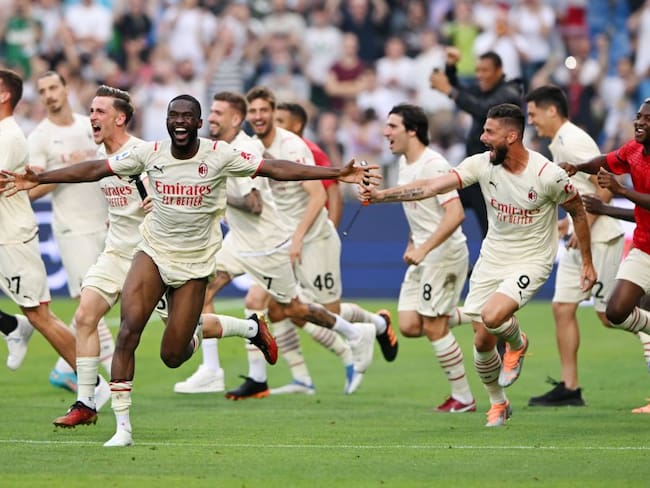 Los jugadores del Milan festejan el título de la Serie A al final del partido.