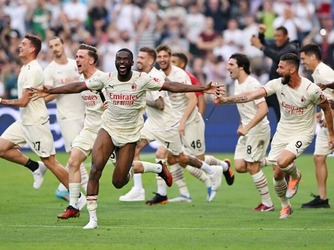 Los jugadores del Milan festejan el título de la Serie A al final del partido.