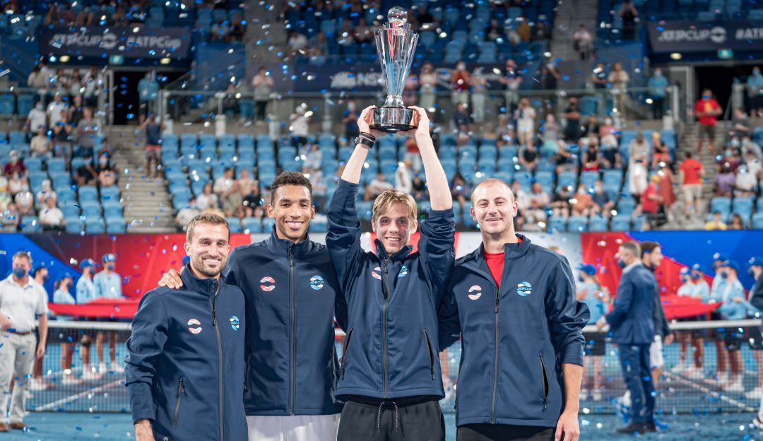 Canadá festeja con el trofeo de la ATP Cup.
