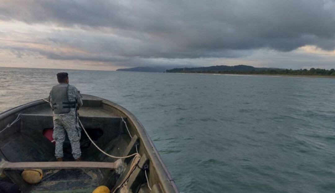 Momentos en el que miembros de la Armada buscaban al infante