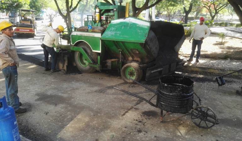 Asfaltado en la oreja de la redoma afectada