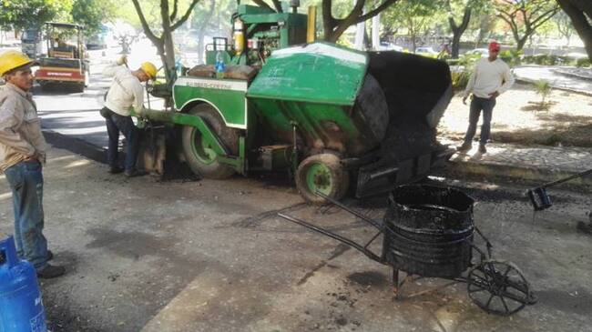 Asfaltado en la oreja de la redoma afectada