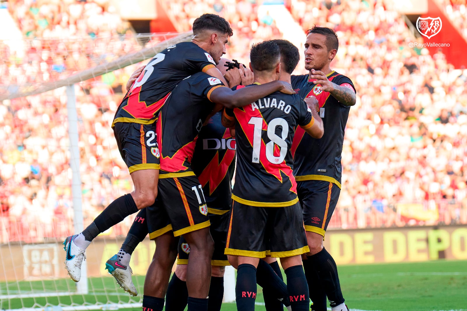 Los jugadores del Rayo Vallecano festejan uno de los goles en el triunfo ante Almeria / Twitter: @RayoVallecano