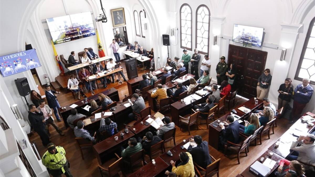 Procuraduría abre investigación a concejales que entraron moto al Concejo de Bogotá