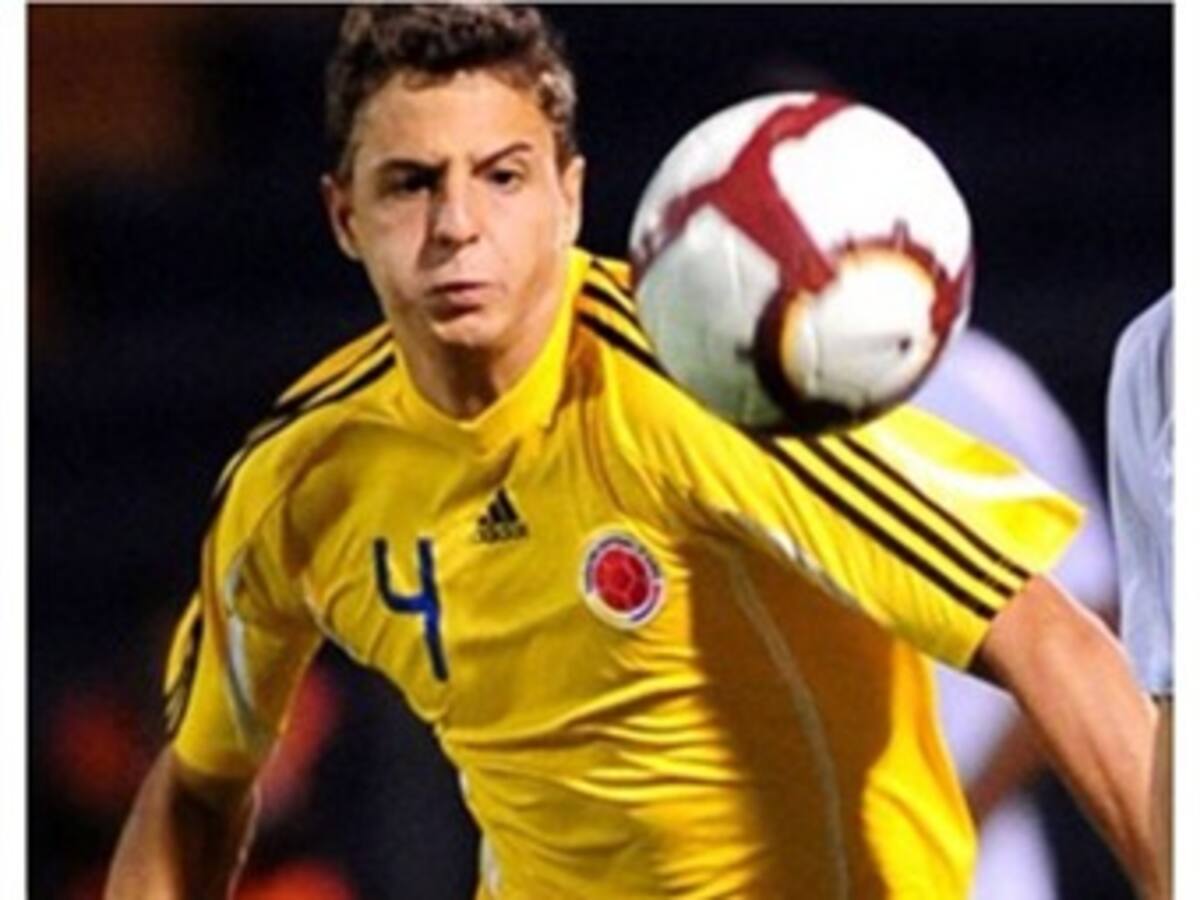 Santiago Arias fue convocado en reemplazo de Camilo Zúñiga