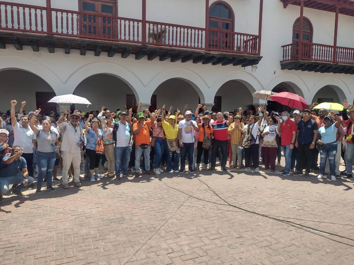 Comunidad educativa realizó plantón en la Alcaldía de Cartagena
