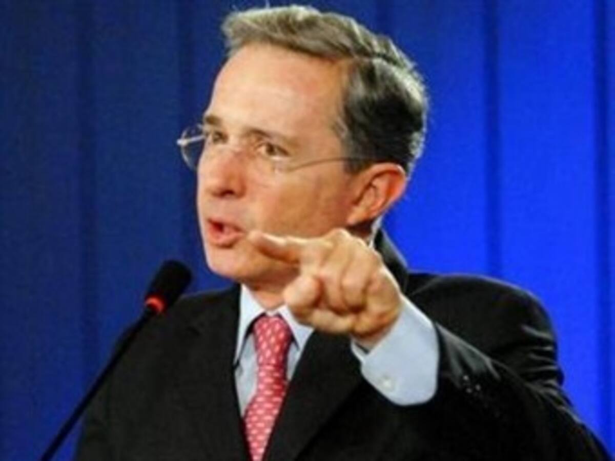 Expresidente Uribe niega que se comunicara con 'paras' vía beeper