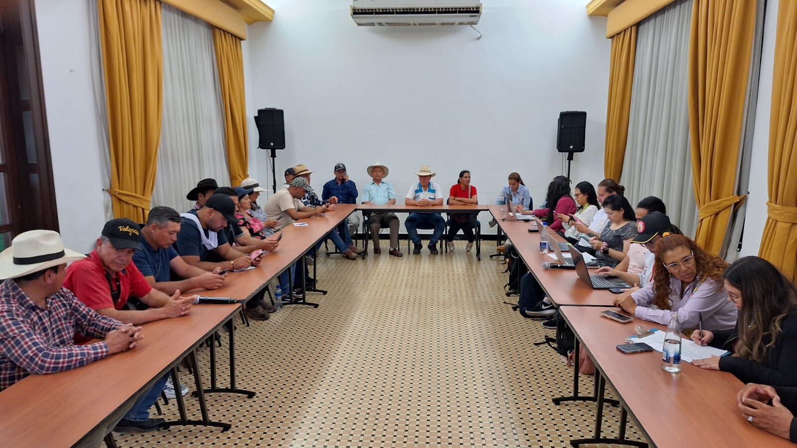 Reunión de mineros y campesinos de páramos