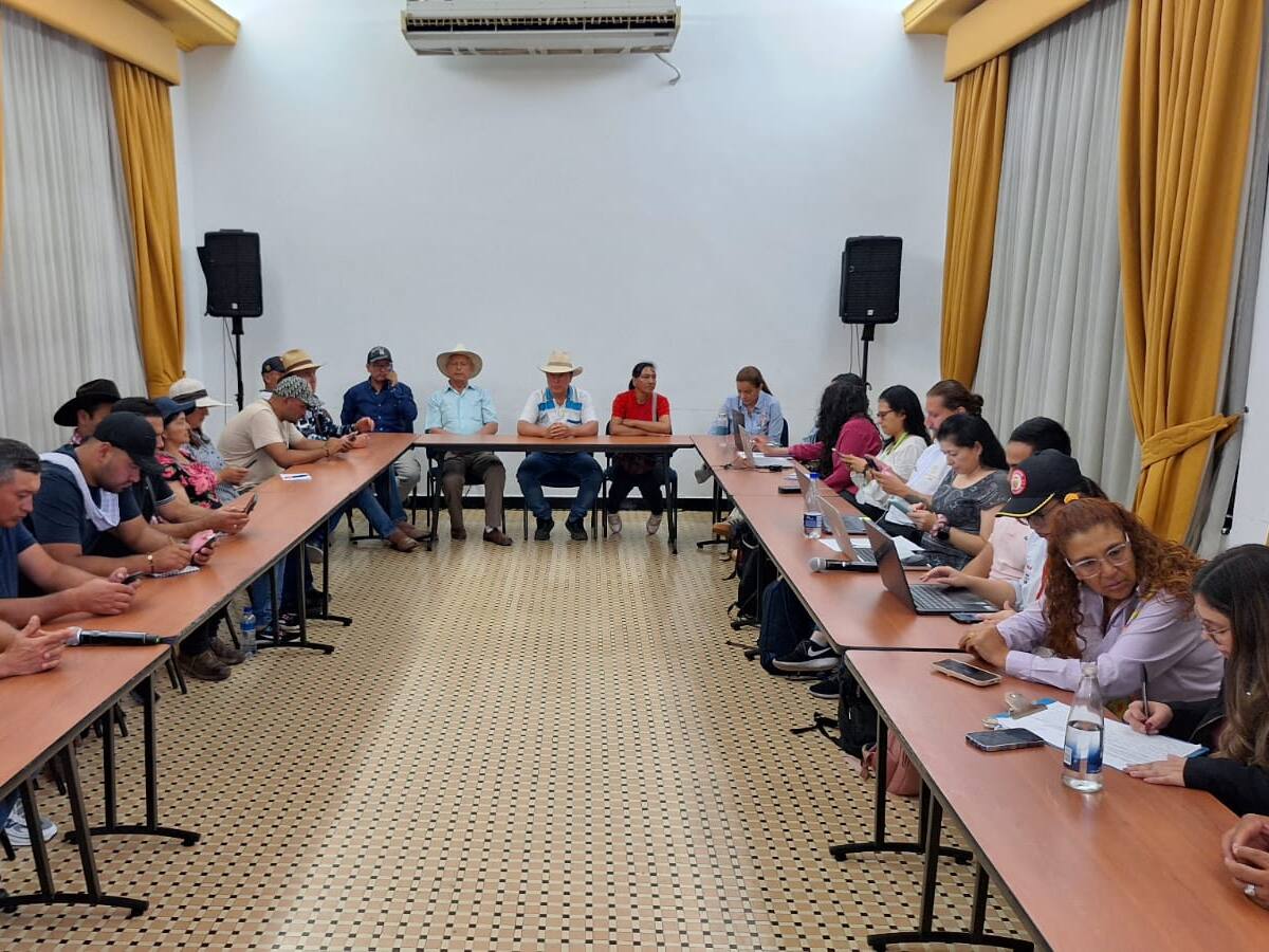 Fracasó la reunión entre campesinos, mineros y autoridades para levantar bloqueo de vías