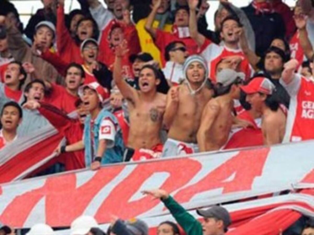 Dos hinchas resultan heridos tras caer de una tribuna en el Campín