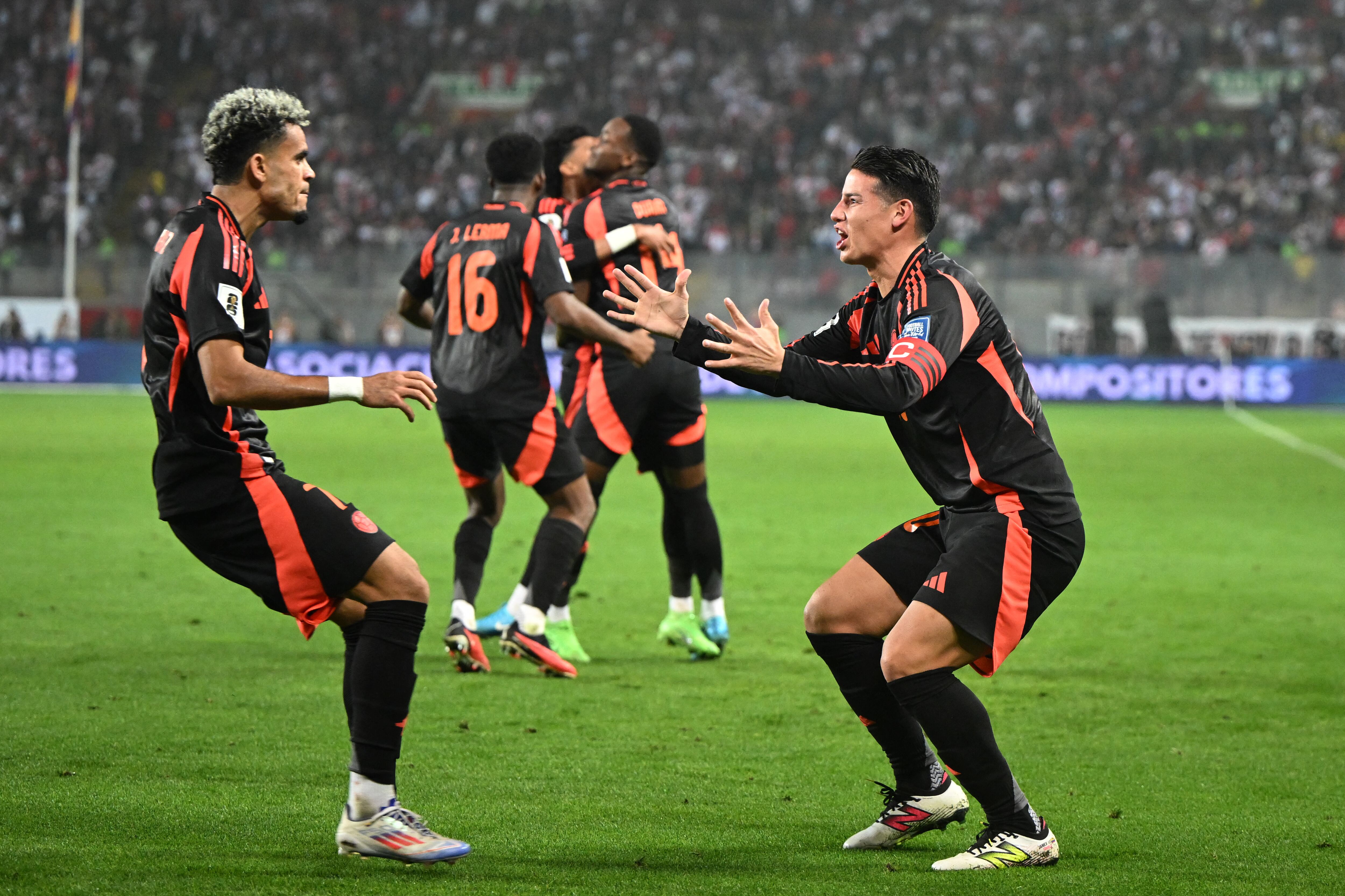 James Rodríguez celebra el gol de Luis Díaz en Lima, con el que Colombia igualó ante Perú.  (Photo by ERNESTO BENAVIDES/AFP via Getty Images)