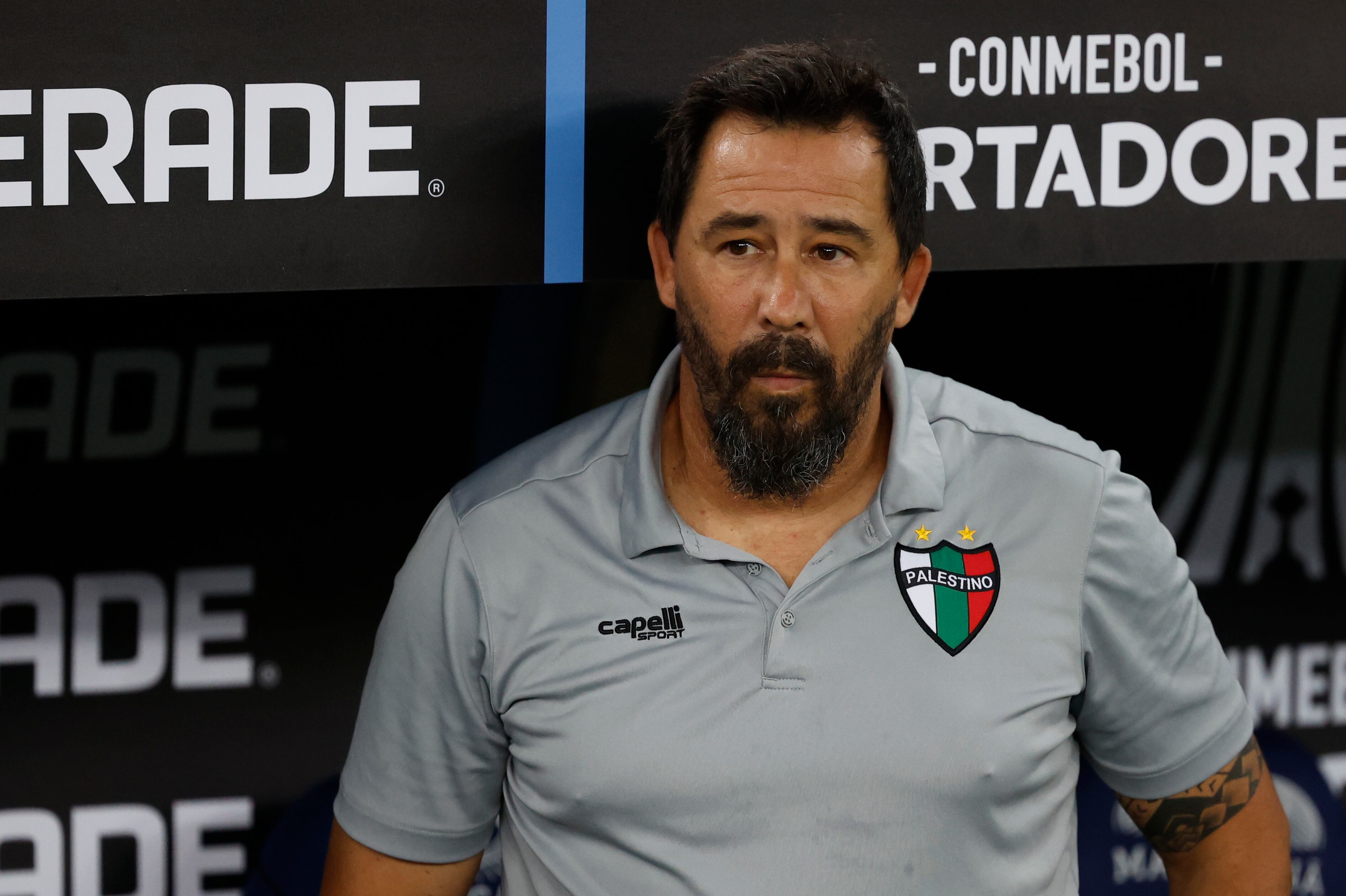 Pablo Sánchez, entrenador de Palestino. EFE/ Antonio Lacerda