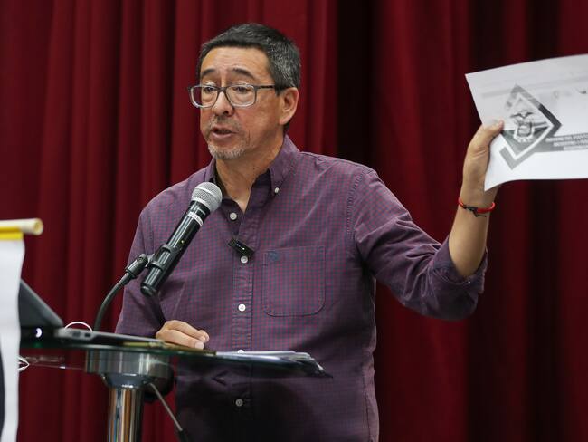 AME6802. QUITO (ECUADOR), 17/05/2024.- Ricardo Rivas, hermano del fotógrafo Paúl Rivas, secuestrado y asesinado en 2018 por un grupo disidente colombiano de las FARC, habla durante una rueda de prensa este viernes en Quito (Ecuador). EFE/ José Jácome