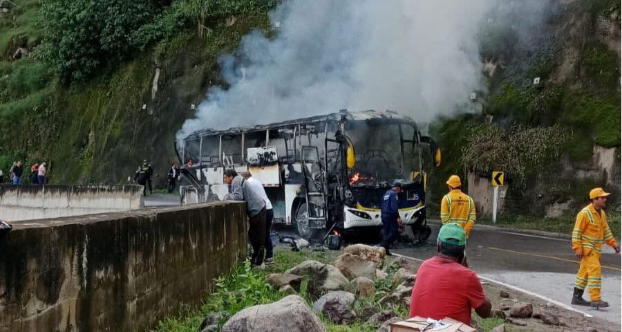 Un bus se incineró mientras cubría la ruta San Andrés - Guaca en Santander. Foto: Suministrada