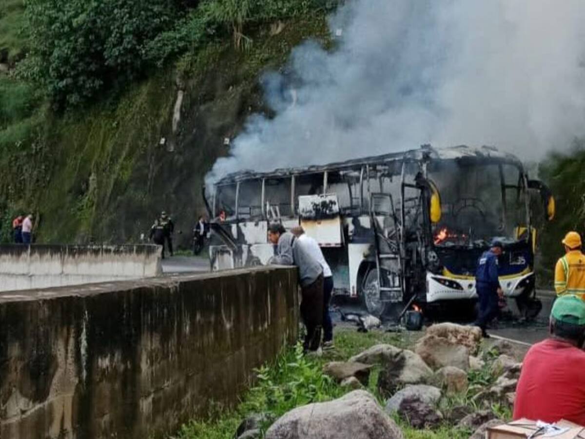 Un bus se incineró mientras cubría la ruta San Andrés - Guaca en Santander