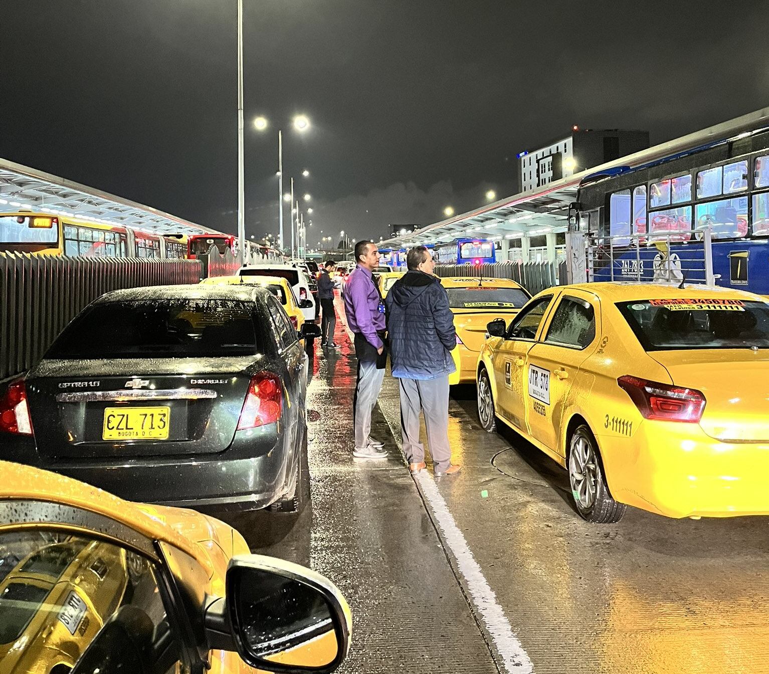 Bloqueo por parte de taxistas en inmediaciones del Aeropuerto Internacional El Dorado / foto: Twitter @laiabu