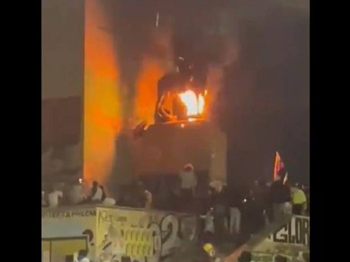 Monumento los Héroes fue prendido en llamas luego de marchas pacíficas