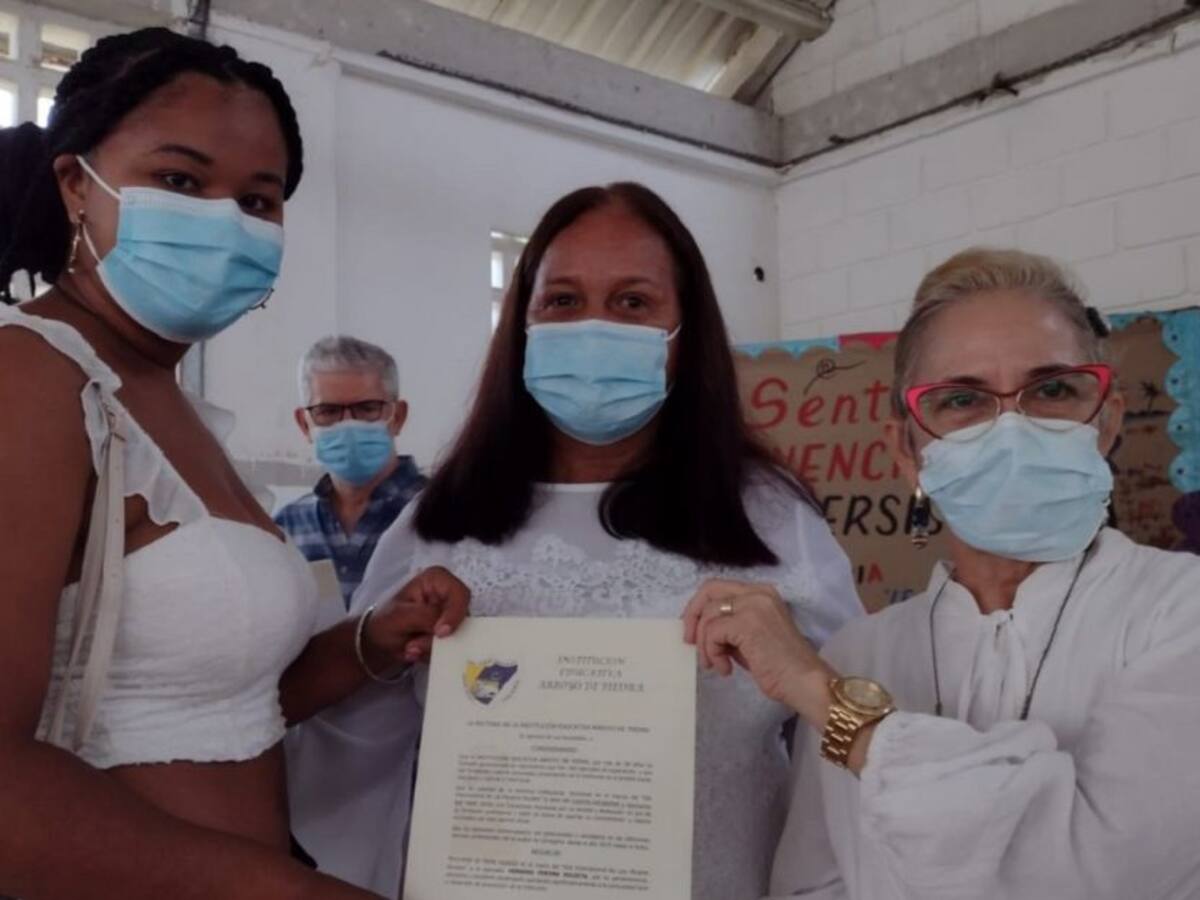 Estudiantes de I.E. Arroyo de Piedra recibieron computadores y becas