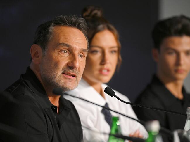 Cannes (France), 24/05/2024.- (L-R) French director Gilles Lellouche, and actors Adele Exarchopoulos and Malik Frikah attend the press conference for 'L'Amour Ouf (Beating Hearts)' during the 77th annual Cannes Film Festival, in Cannes, France, 24 May 2024. The movie is presented in competition of the film festival which runs from 14 to 25 May 2024. (Cine, Francia) EFE/EPA/KRISTY SPAROW / POOL *** Local Caption *** CANNES, FRANCE - MAY 24: Mallory Wanecque, François Civil, Gilles Lellouche, Adèle Exarchopoulos and Malik Frikah attend the "L'Amour Ouf" press conference at the 77th annual Cannes Film Festival at Palais des Festivals on May 24, 2024 in Cannes, France. (Photo by Kristy Sparow/Getty Images)