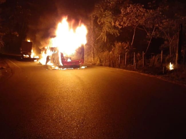 Con explosivos atacaron bus de pasajeros en vía alterna al llano por Boyacá