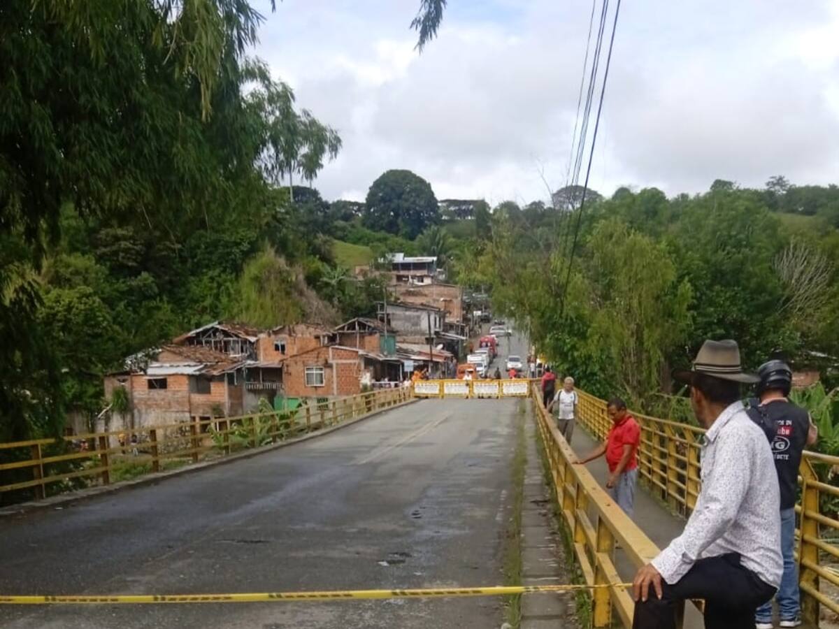 Por prevención cerrado el paso por el puente del río Barragán entre Quindío y Valle