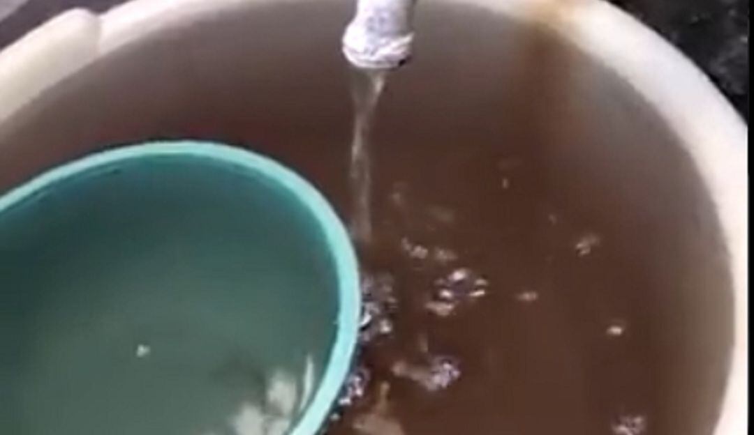 Así llega el agua en algunos barrios de la ciudad. 